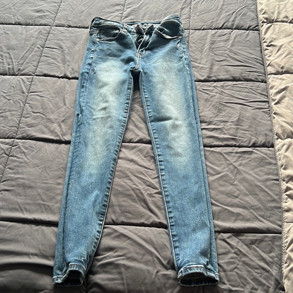 AMERICAN EAGLE SKINNY JEANS (size 2)